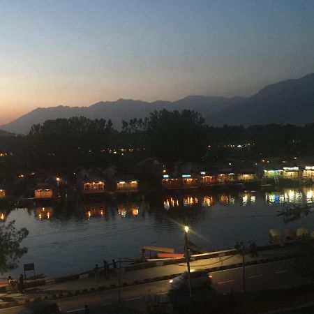 Shah Abbas Hotel At Dal Lake ศรีนาการ์ ภายนอก รูปภาพ