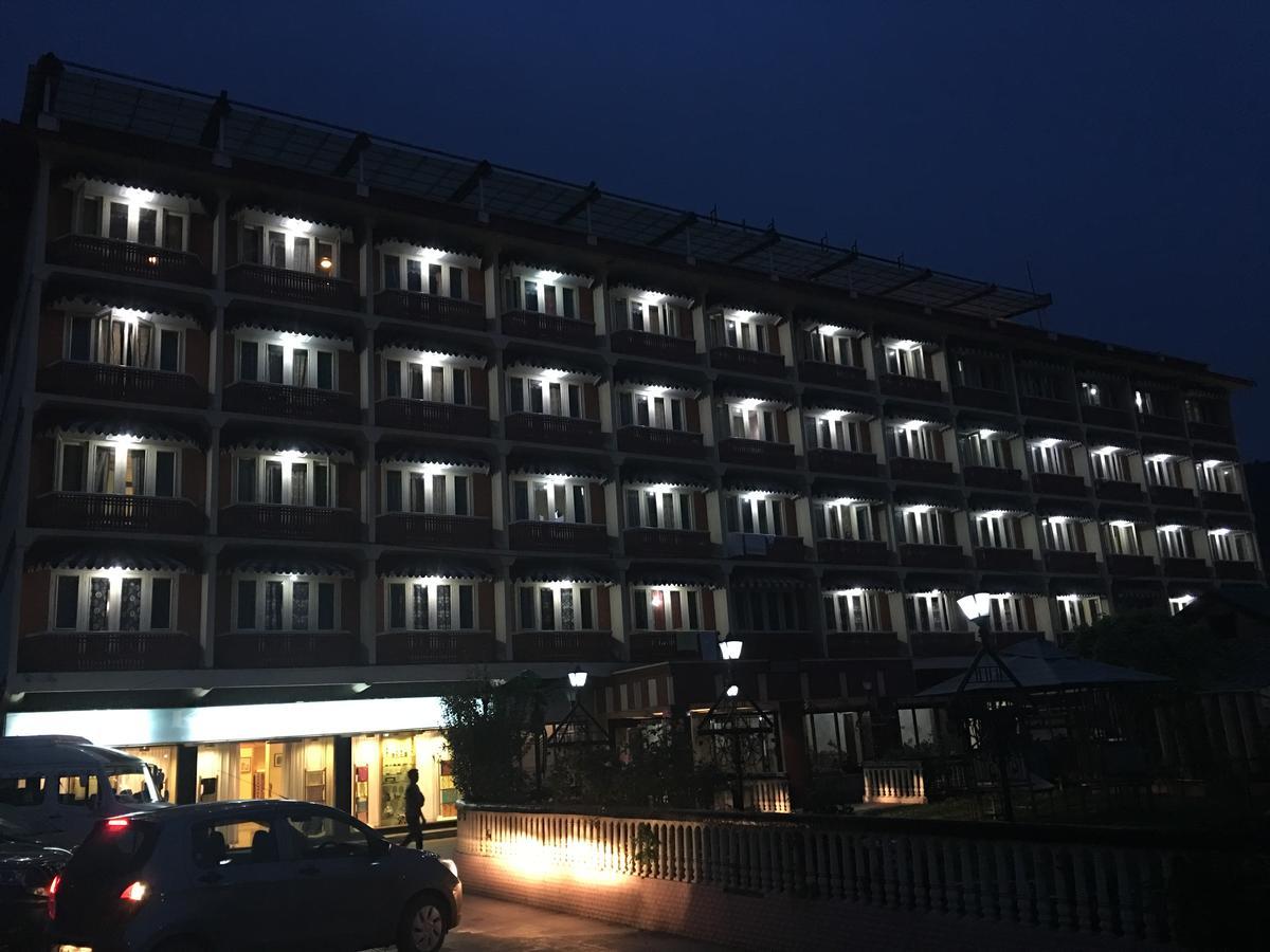 Shah Abbas Hotel At Dal Lake ศรีนาการ์ ภายนอก รูปภาพ