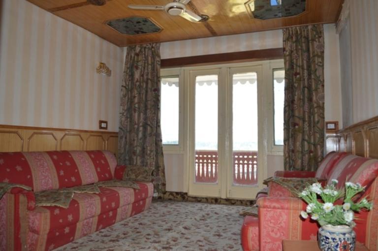 Shah Abbas Hotel At Dal Lake ศรีนาการ์ ภายนอก รูปภาพ