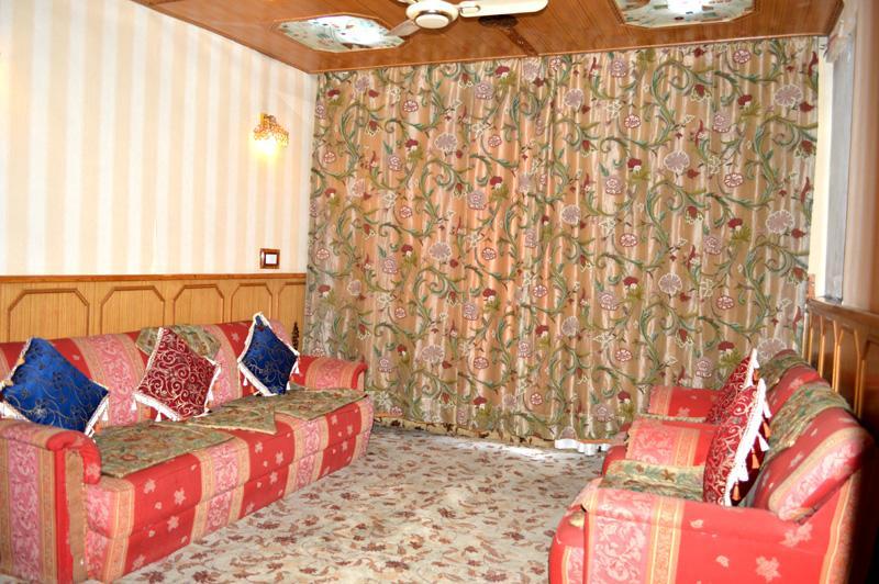 Shah Abbas Hotel At Dal Lake ศรีนาการ์ ภายนอก รูปภาพ